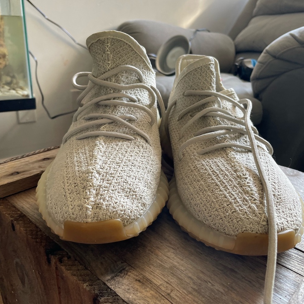 Size 8.5 women - adidas Yeezy Boost 350 V2 Low Bone aut
